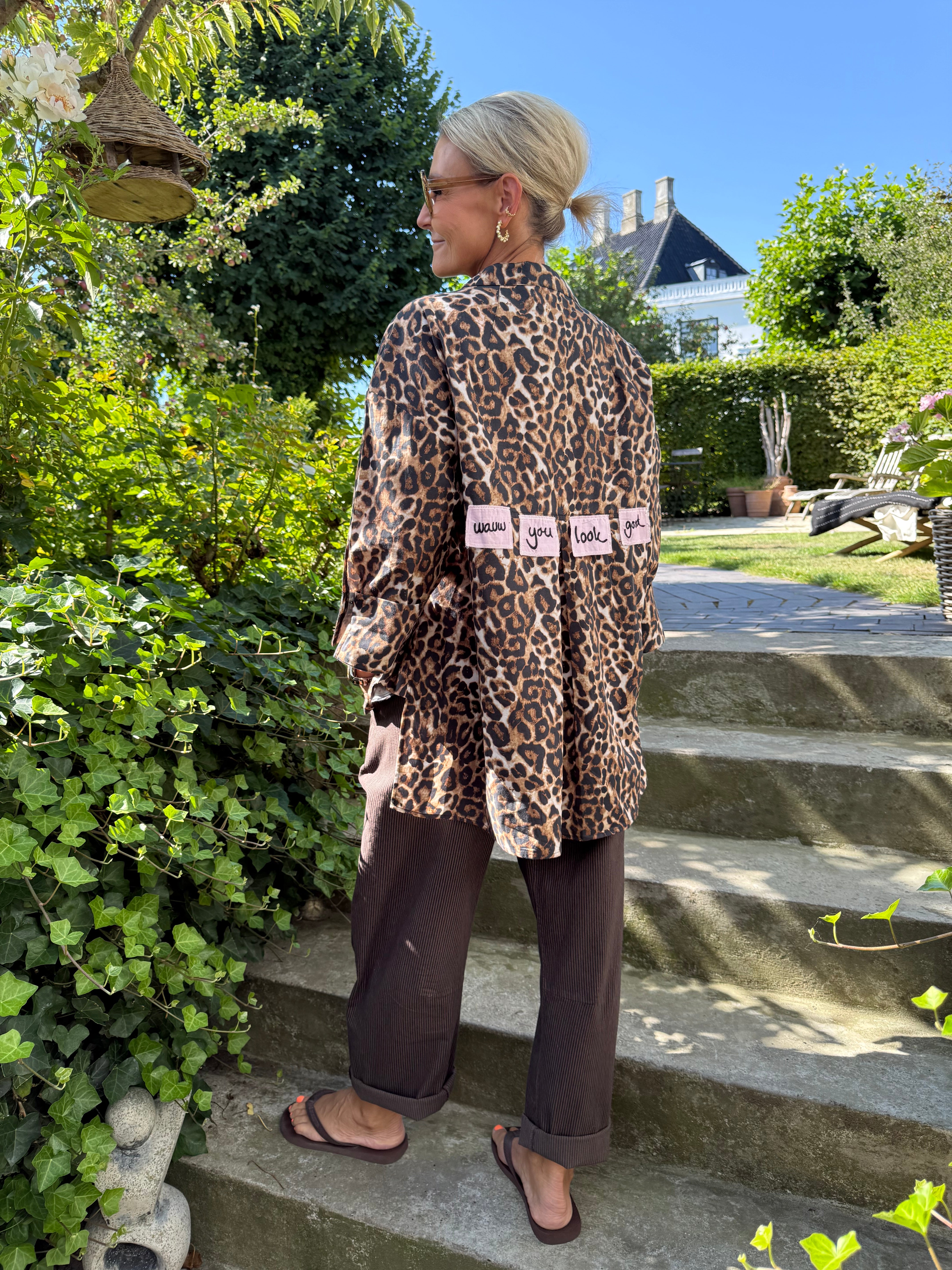 PREORDER-Luna Shirt Wauw You Look Good - Leo