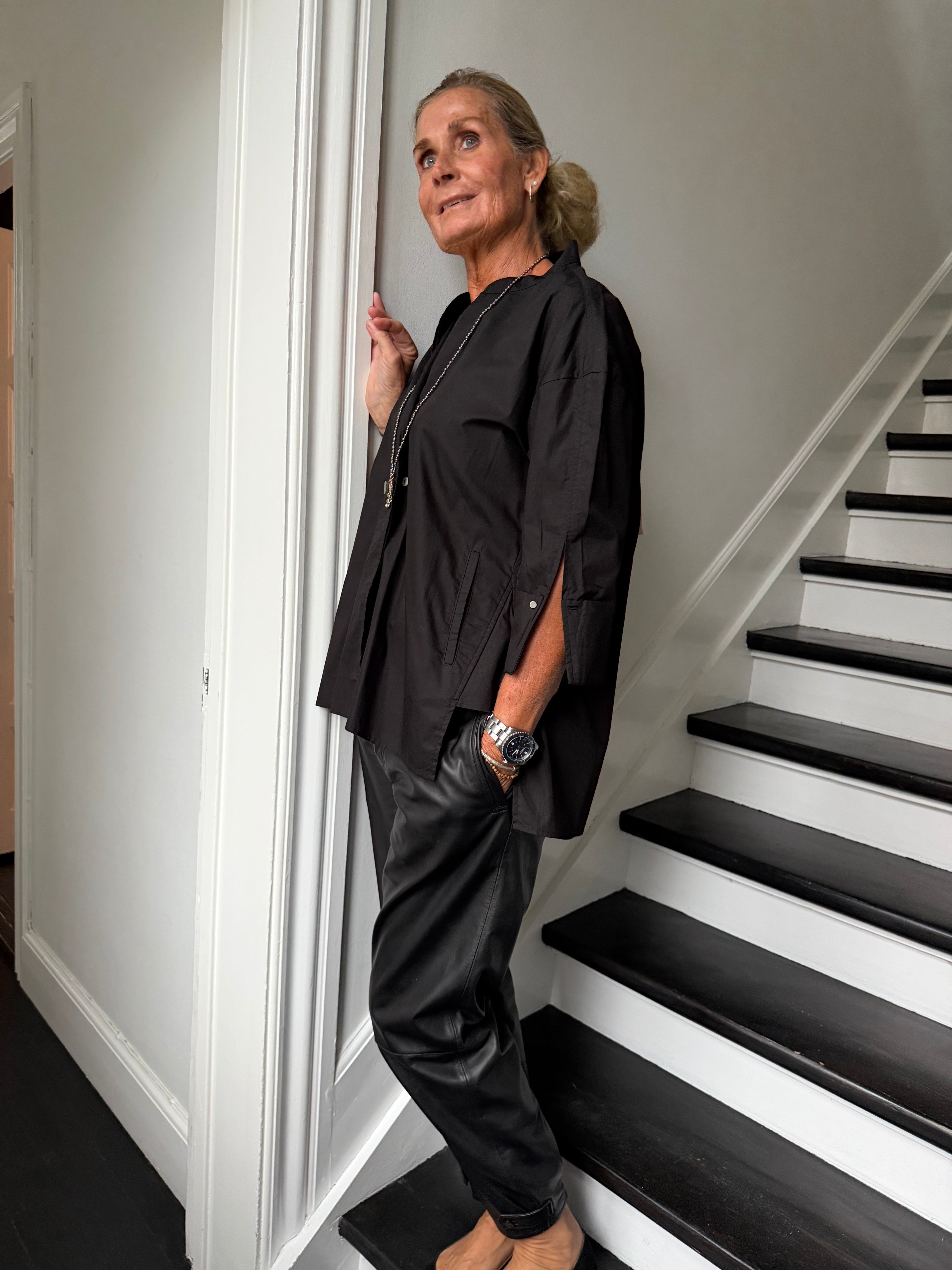 PREORDER-Luna Shirt Wauw You Look Good - Black