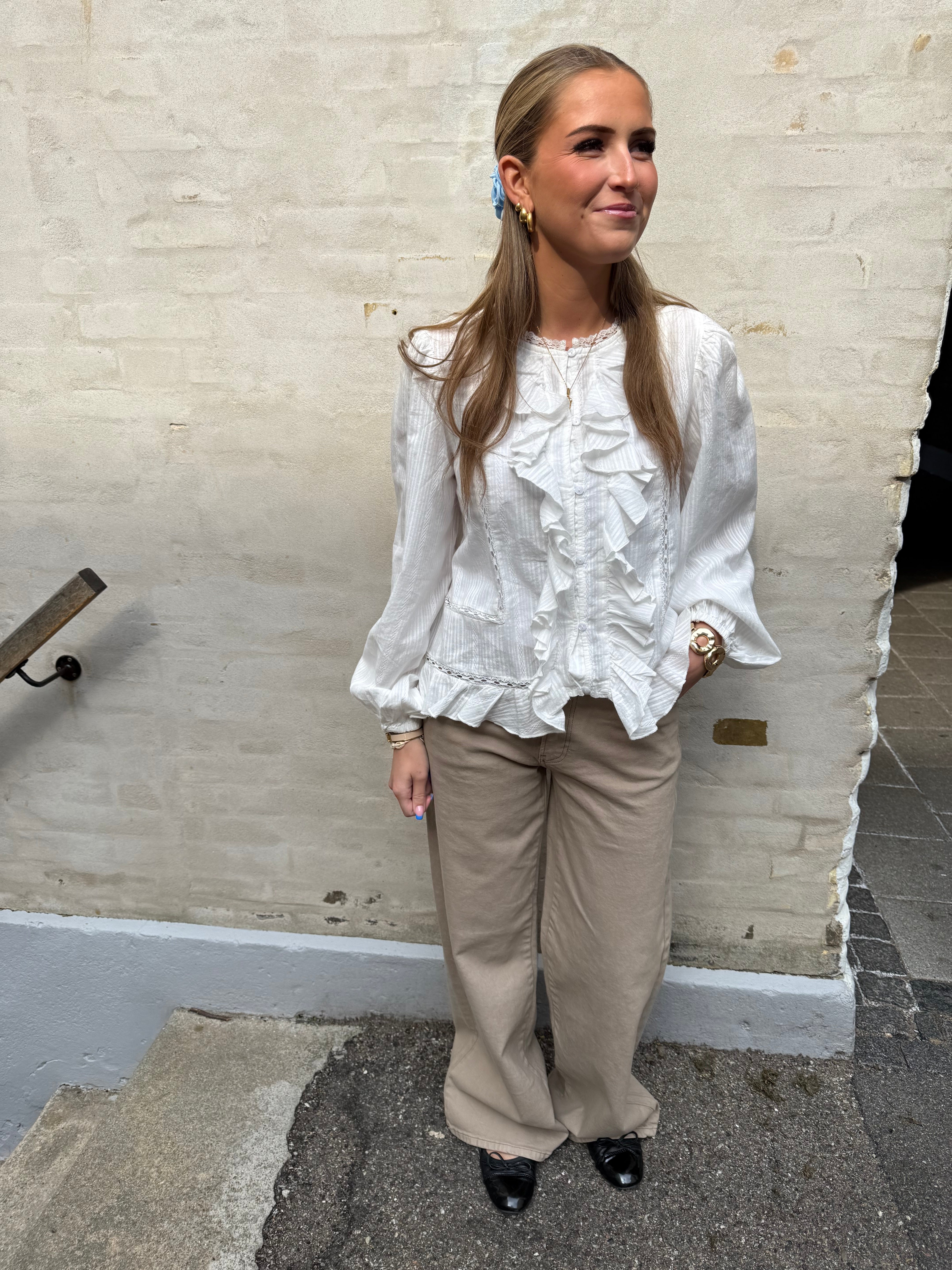 EA L/S FRILL SHIRT - Cloud Dancer