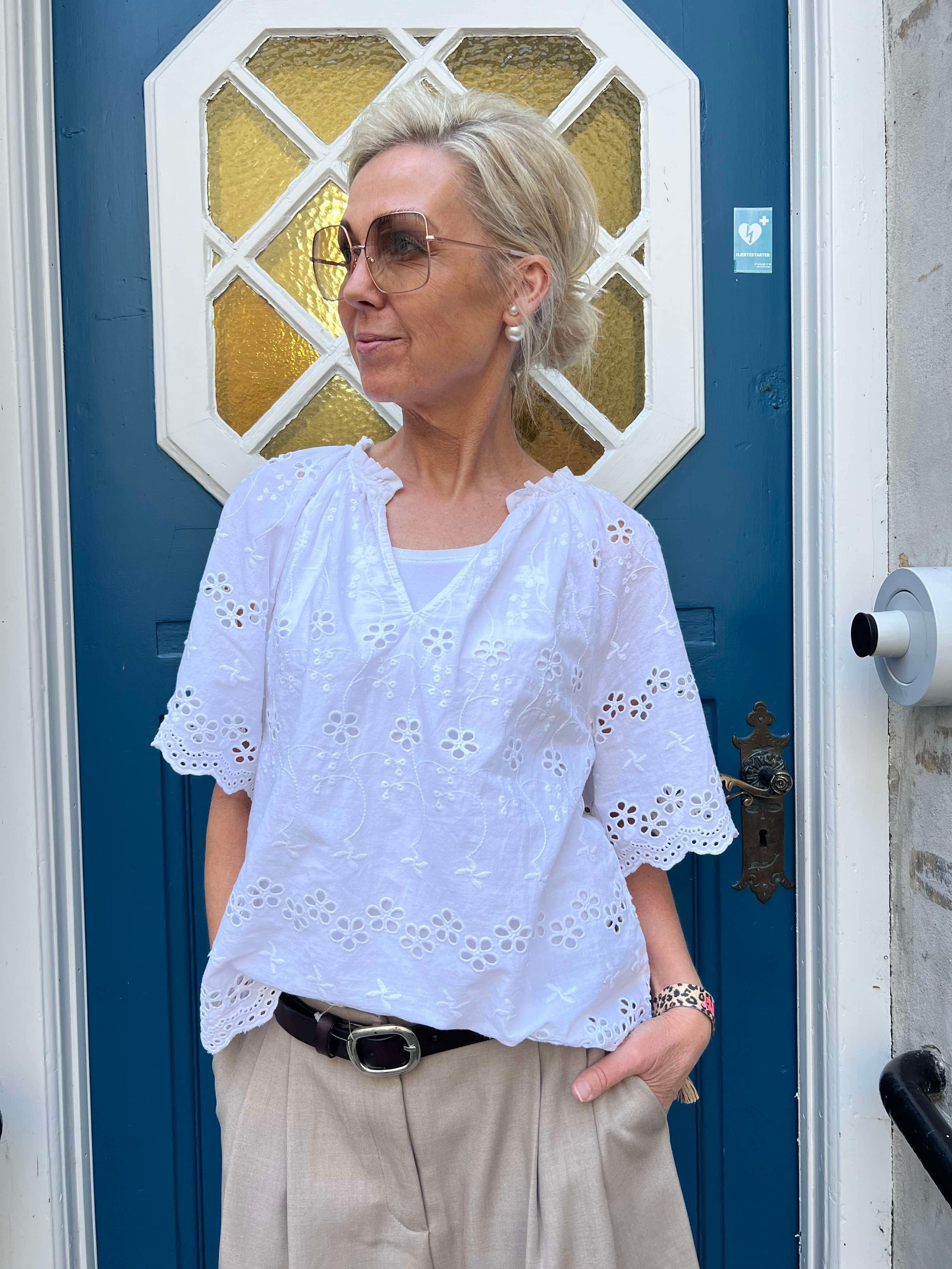 Odet Embroidery blouse white