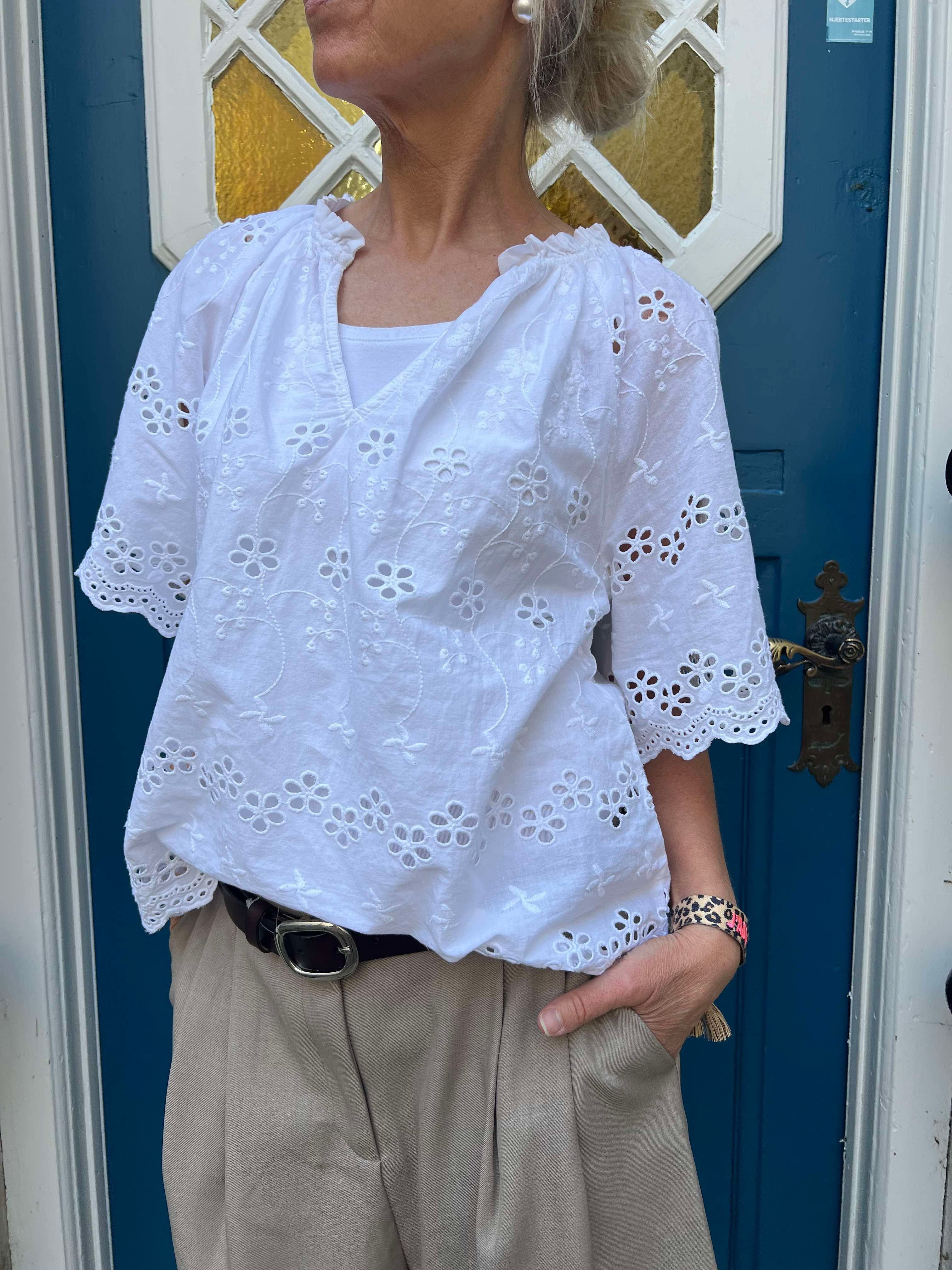 Odet Embroidery blouse white
