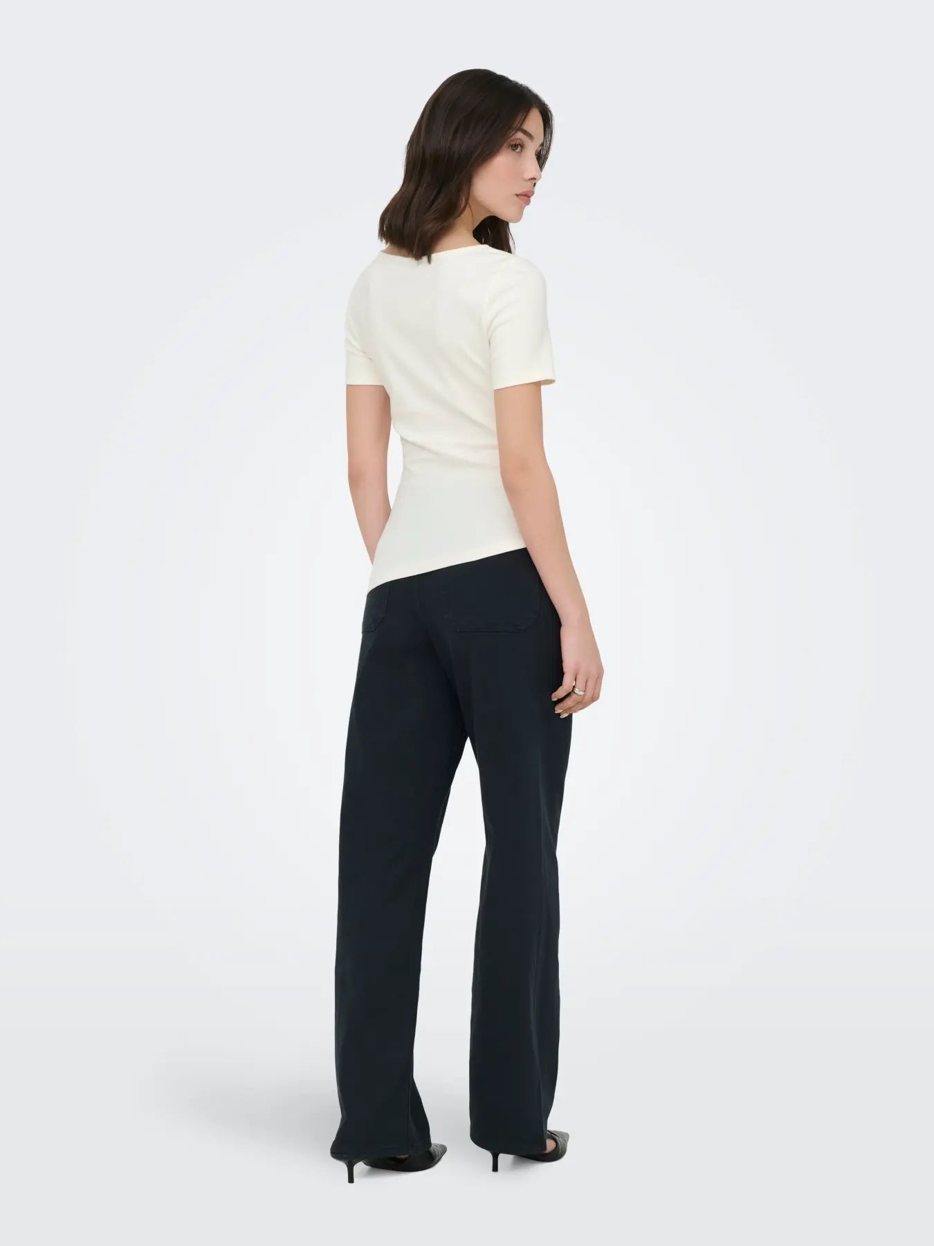 CATIE S/S ASSYMETRIC TOP - Cloud Dancer