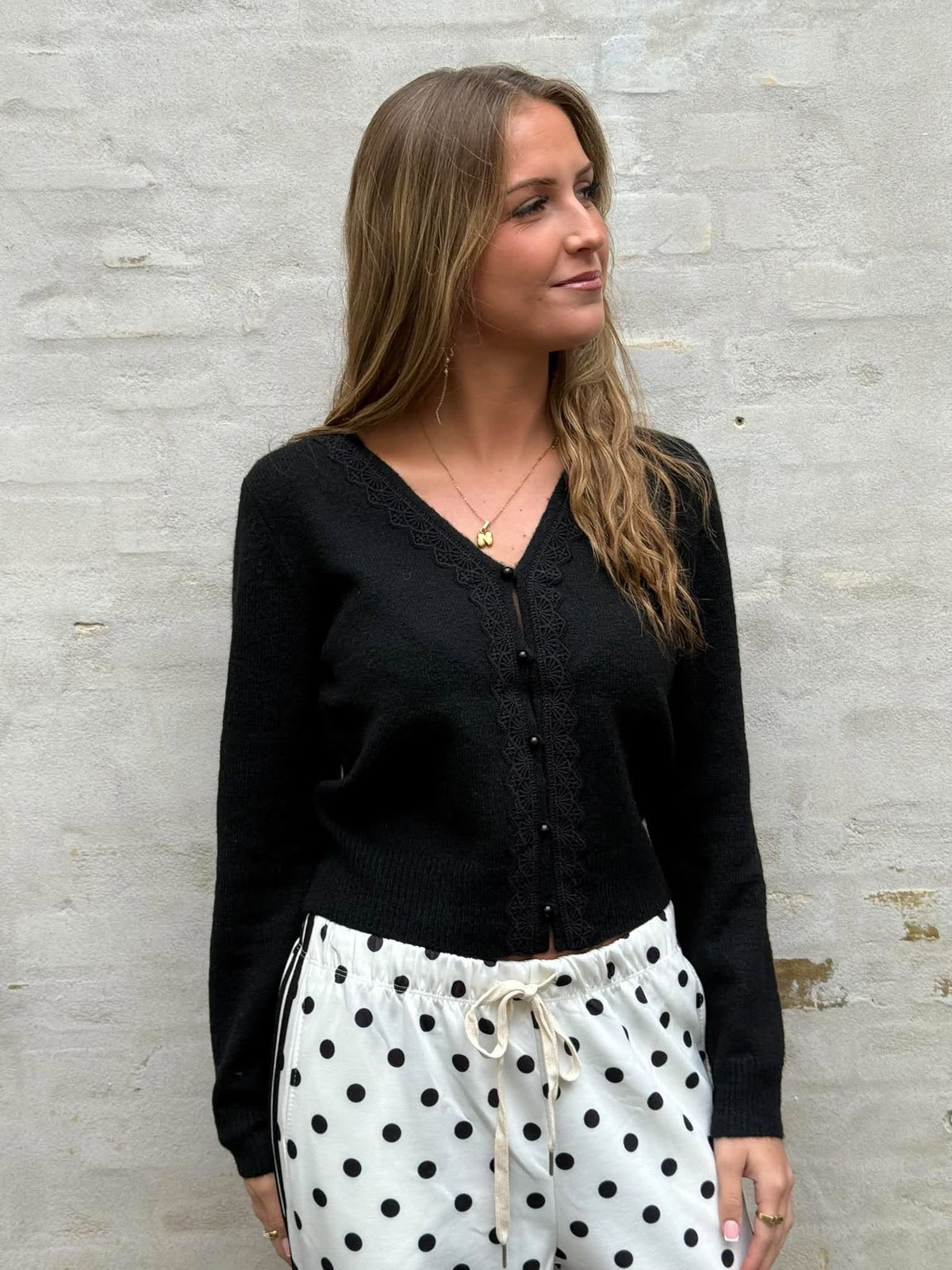 FRANCIE L/S V-NECK CARDIGAN - Black W. PEARL BUTTON