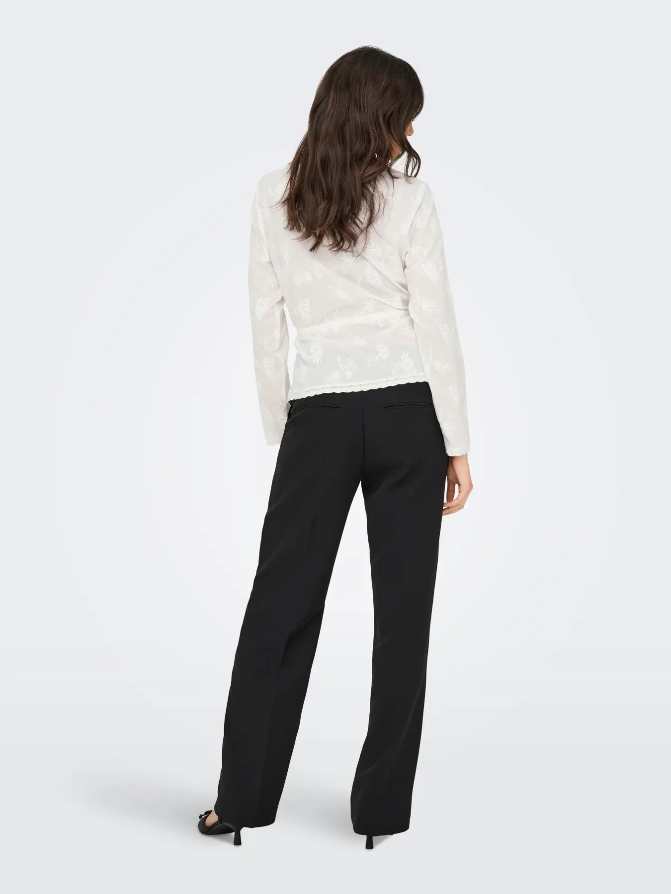 MELLIE LS EMB. STRING SHIRT - Cloud Dancer EMBROIDERY