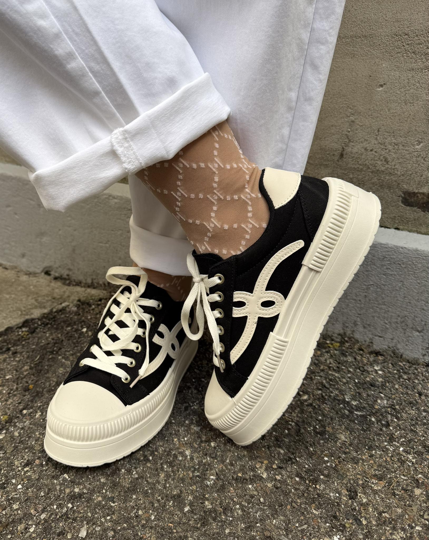 Stella Sneaks - Black