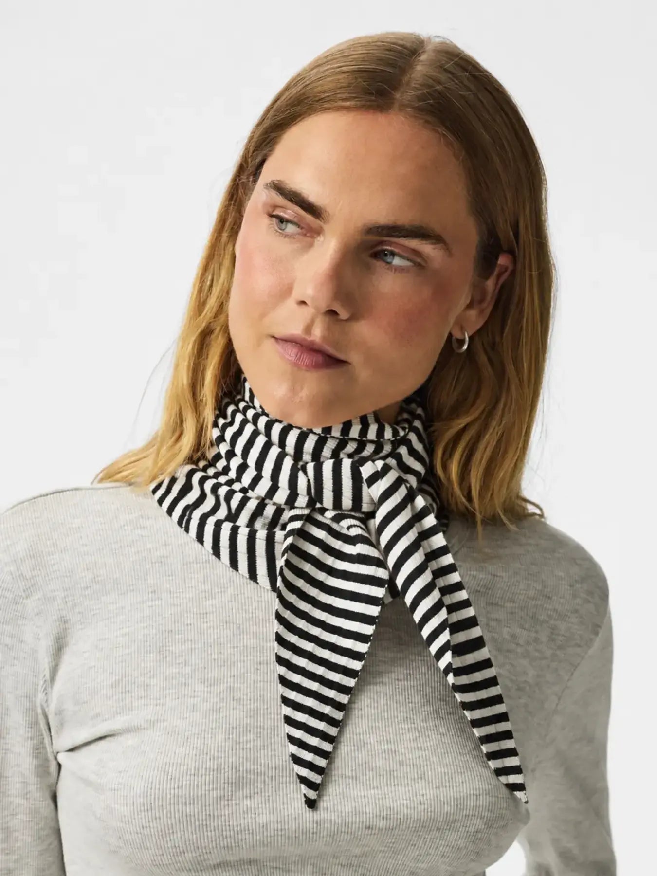 ALBERTE TRIANGLE SCARF - Black/White