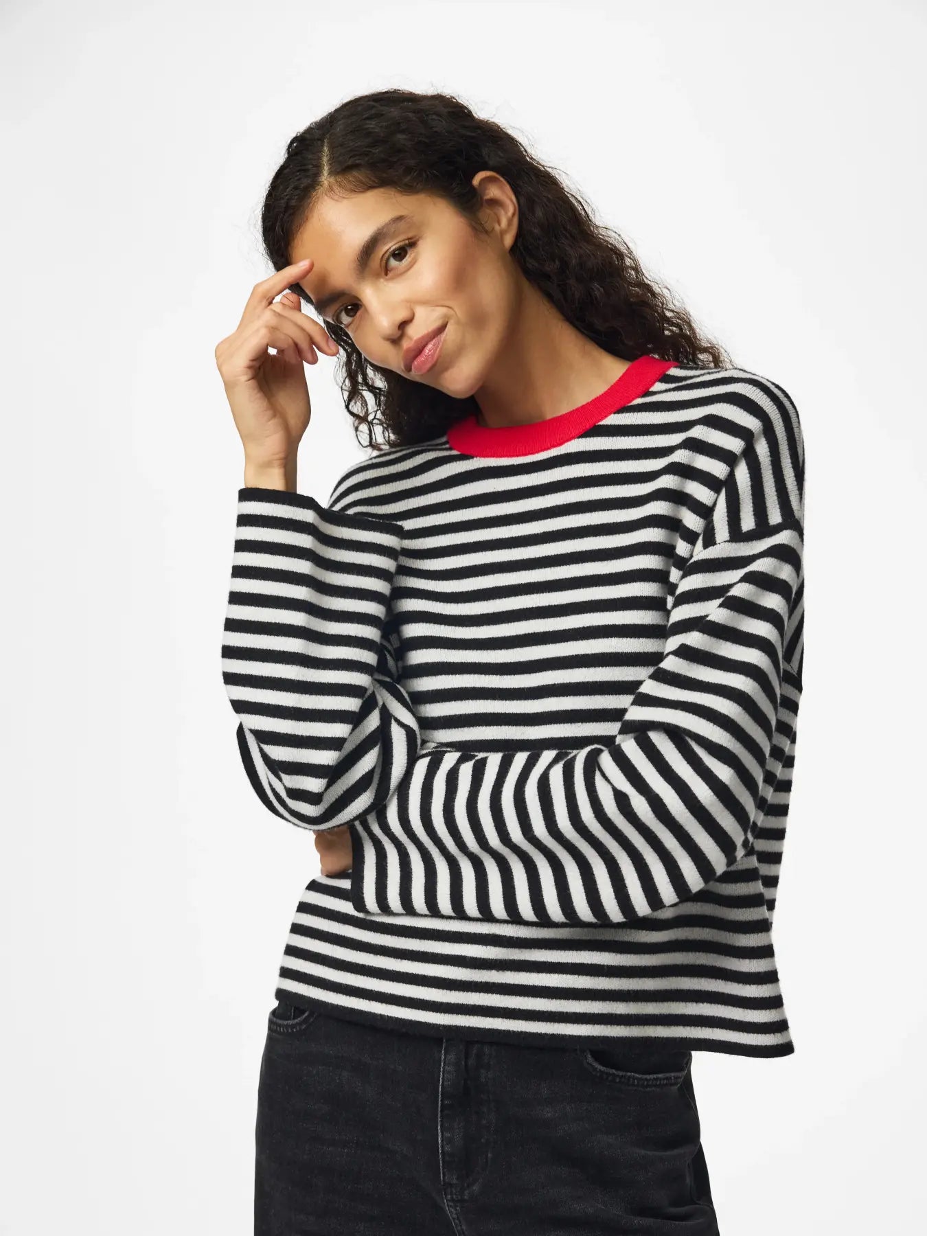 JASSY LS O-NECK KNIT - Black/CLOUD DANCER + HIGH RISK RED