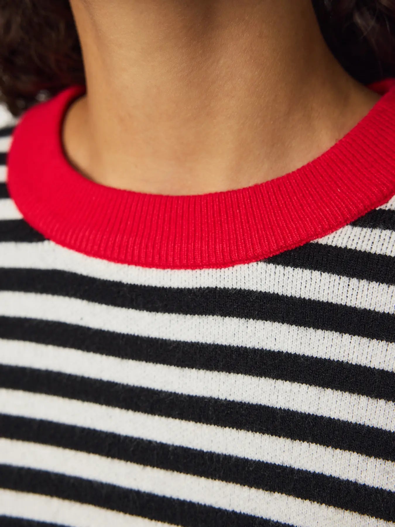 JASSY LS O-NECK KNIT - Black/CLOUD DANCER + HIGH RISK RED