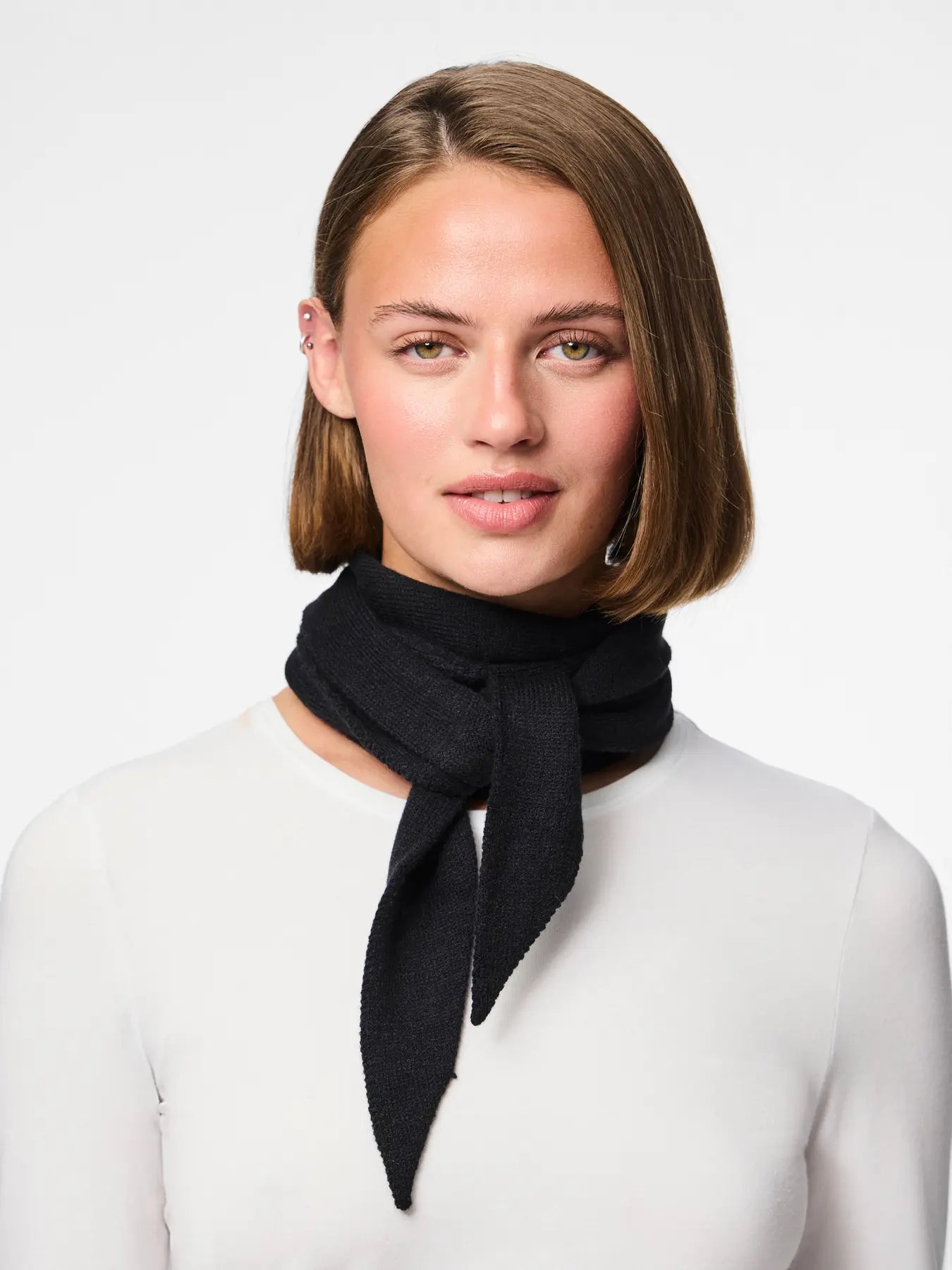 KOMMA TRIANGLE SCARF - Black