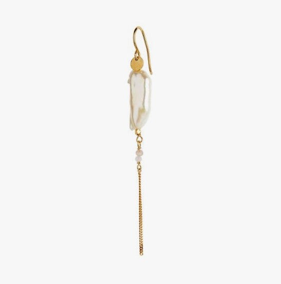 A Long baroque pearl w. chain earring