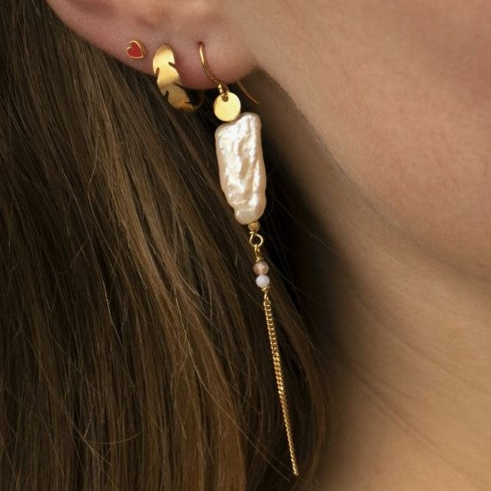 A Long baroque pearl w. chain earring