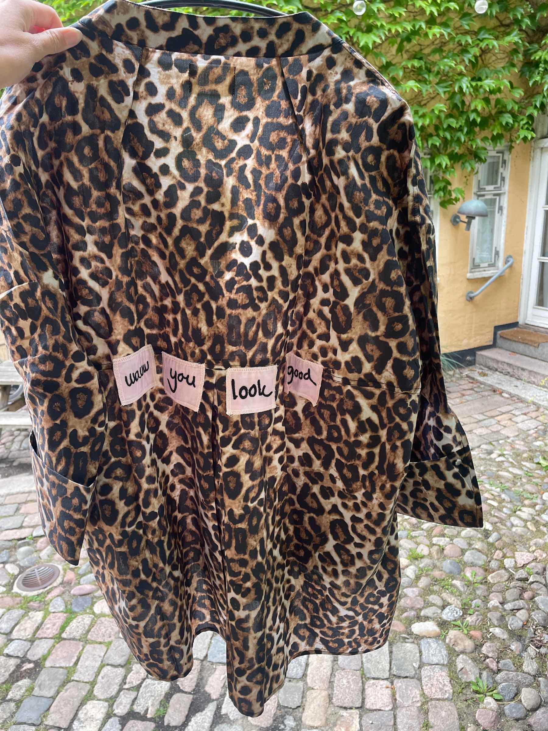 PREORDER-Luna Shirt Wauw You Look Good - Leo