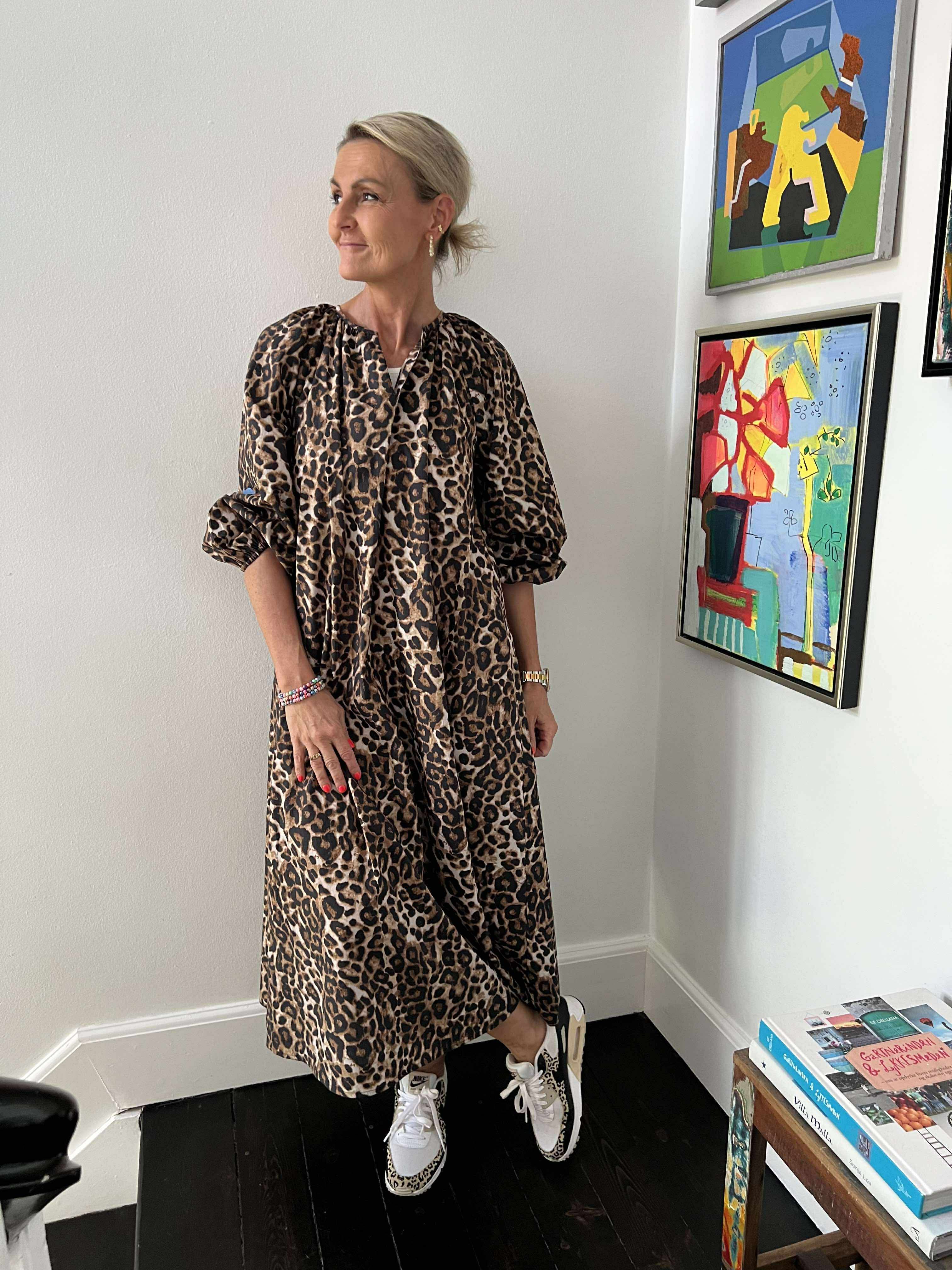 Kjole fra wauw med leopard print og broderi detaljer fra Betty Boo Vordingborg
