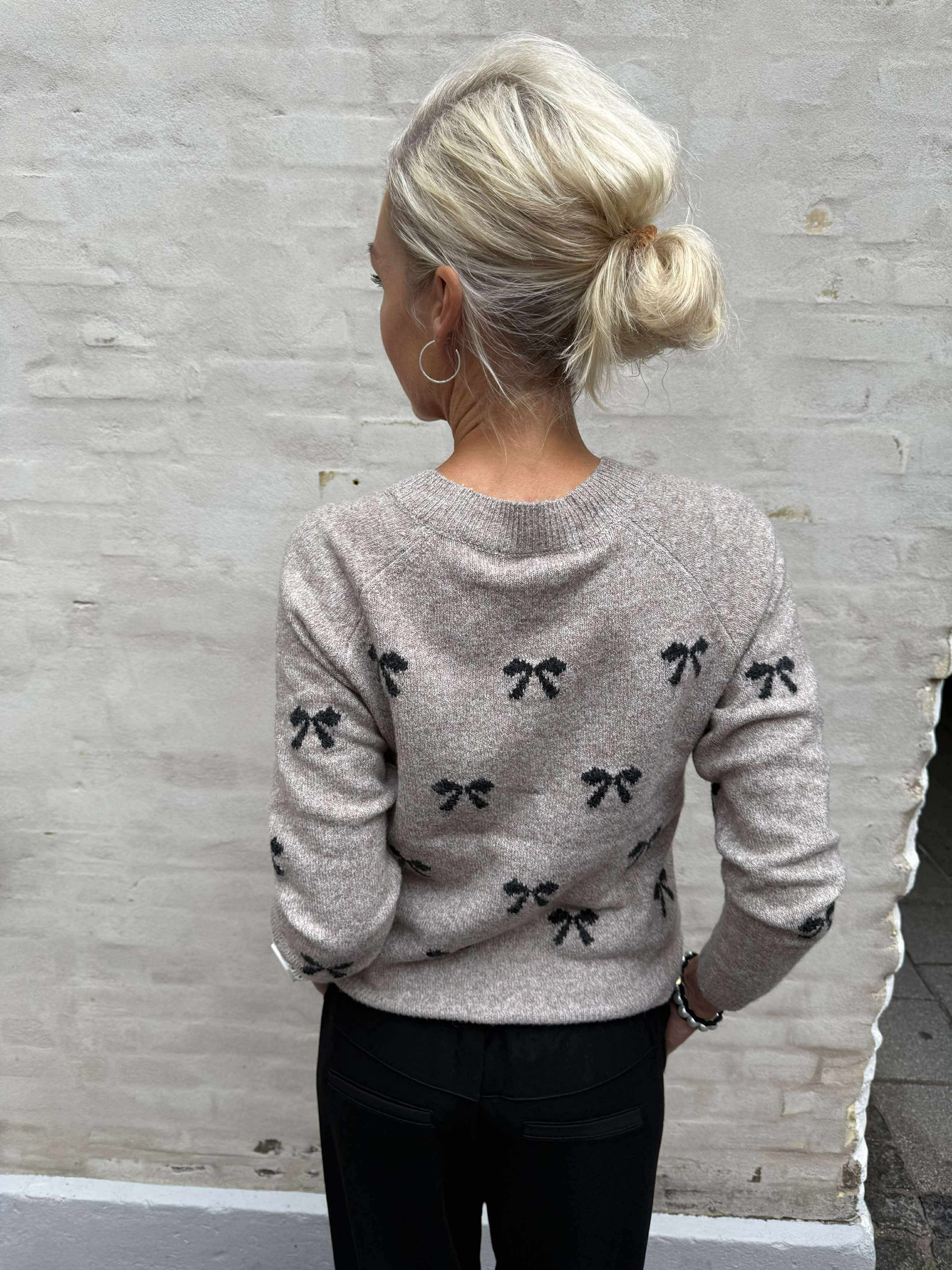 DOFFY INTARSIA PULLOVER - Moon Rock W. BLACK BOWS