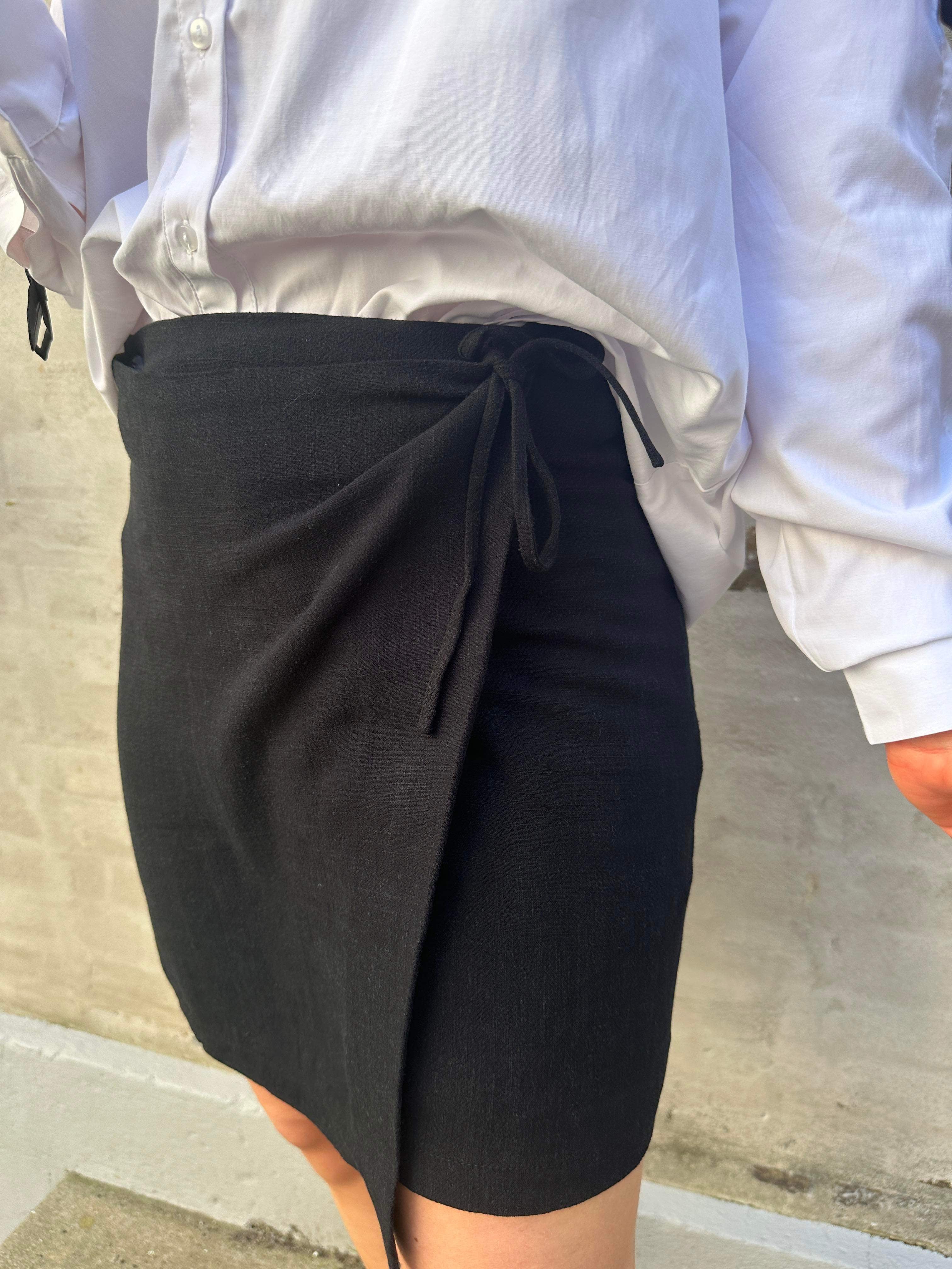 Sanne wrap skirt black