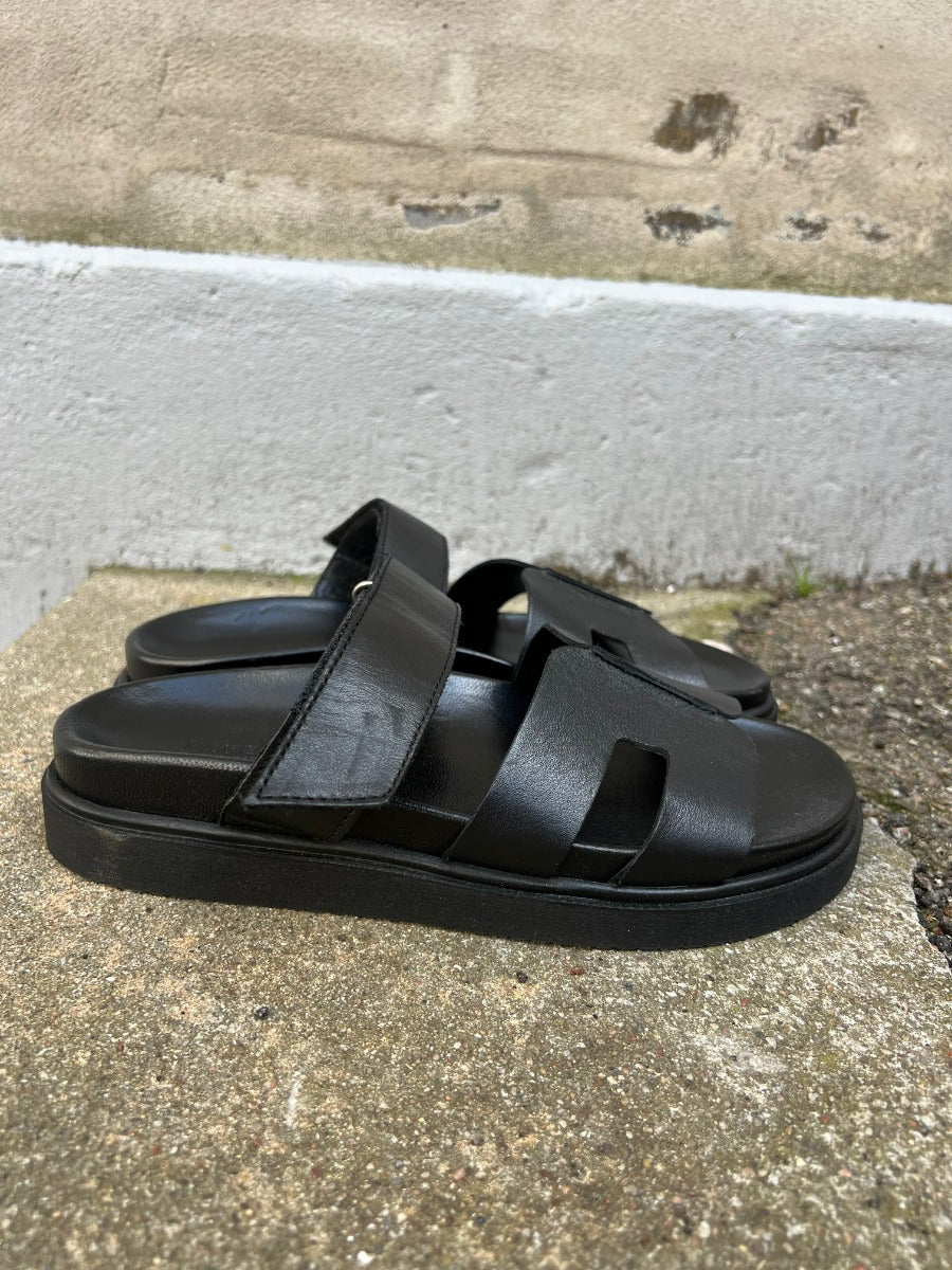 Maru sandal black