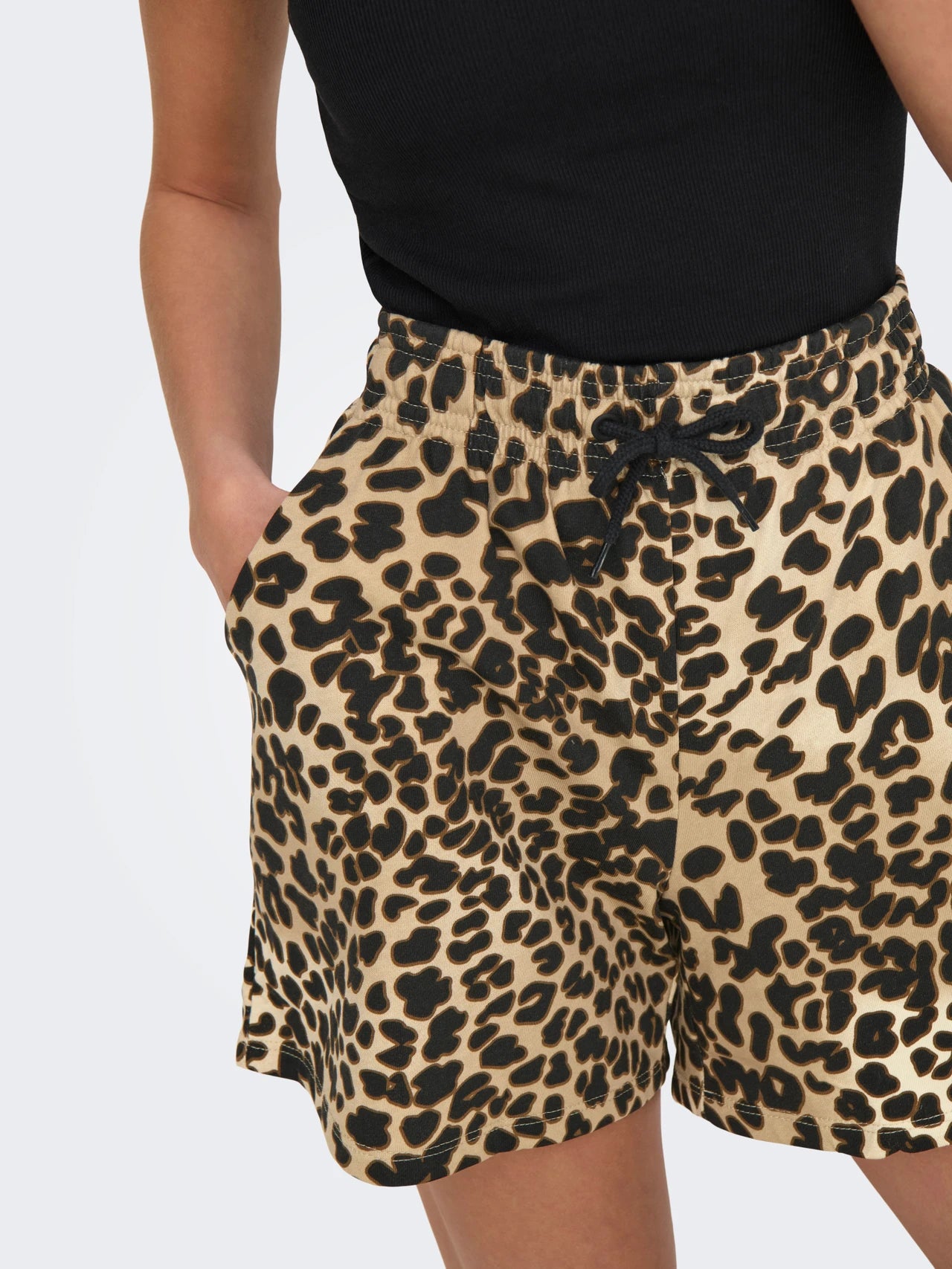 IVY Regular fit Sweat shorts - Toasted Coconut/LEO