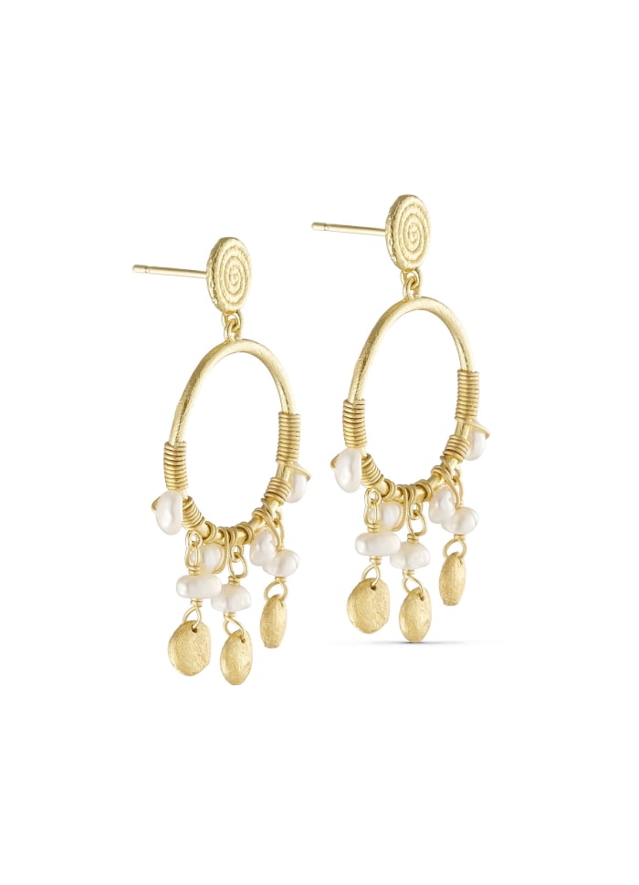 Earring with white pearls